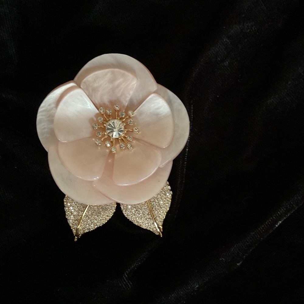 Elegant Pink Flower Brooch with Rhinestone Leaves
